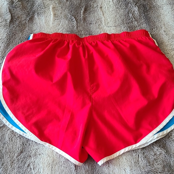 Nike dri-fit women's shorts, size medium - Picture 3 of 8